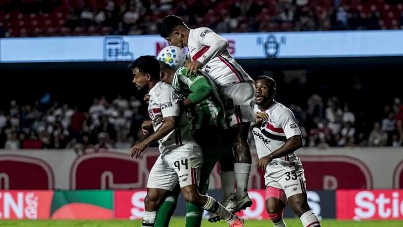 Alan Franco, do São Paulo, em ação contra o Juventude, pela Copa do Brasil