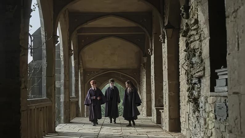 Dominic McLaughlin como Harry Potter, Arabella Stanton como Hermione Granger, e Alastair Stout no papel de Ron Weasley