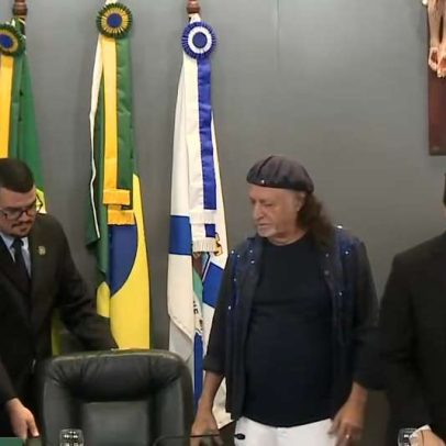Câmara de Fortaleza toca música de Zé Ramalho em homenagem a Alceu Valença