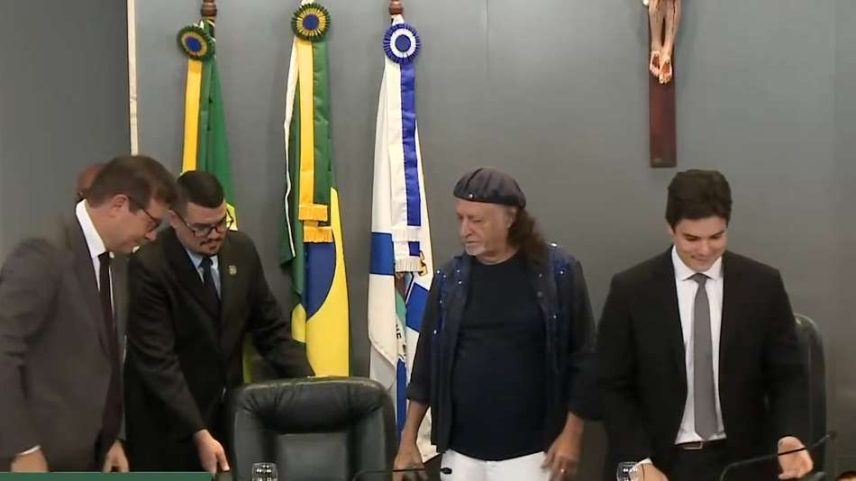 Câmara de Fortaleza toca música de Zé Ramalho em homenagem a Alceu Valença