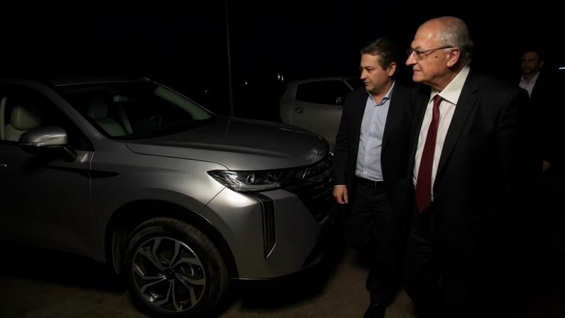 Vice-presidente Geraldo Alckmin em visita à concessionária GWM, em Brasília — Foto: Cadu Gomes/VPR