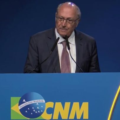 Alckmin recebe vaias e aplausos em discurso na Marcha dos Prefeitos