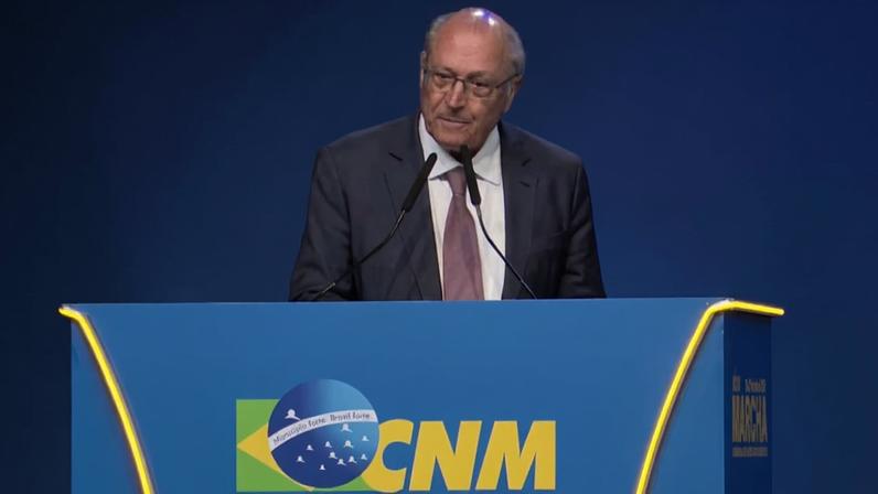 Alckmin recebe vaias e aplausos em discurso na Marcha dos Prefeitos