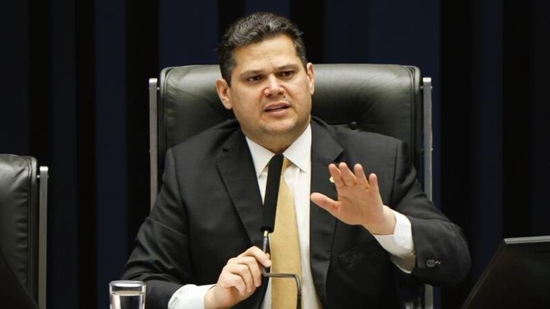 Na imagem, o presidente do Senado, Davi Alcolumbre (União Brasil-AP); senadores da base acreditam que a PEC 6 X 1 pode avançar rapidamente na Casa