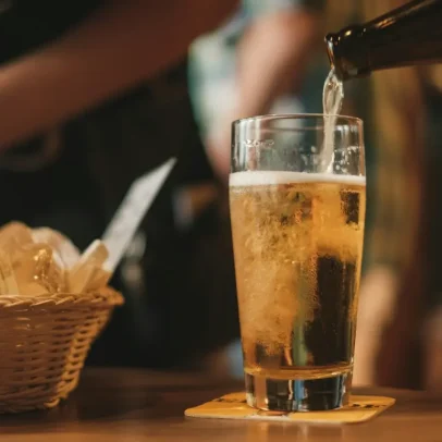 Por que relutamos em chamar o álcool de droga?
