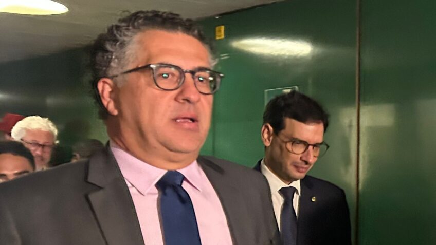 Alencar Santana (à esq) e o relator da comissão, deputado Leo Prates (à dir), após reunião