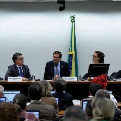 Comissão da escala 6x1 inicia trabalhos após reunião com centrais sindicais