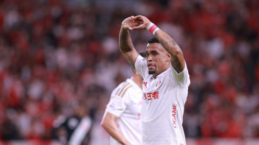 Alerrandro, do Internacional, comemora gol contra o Vasco