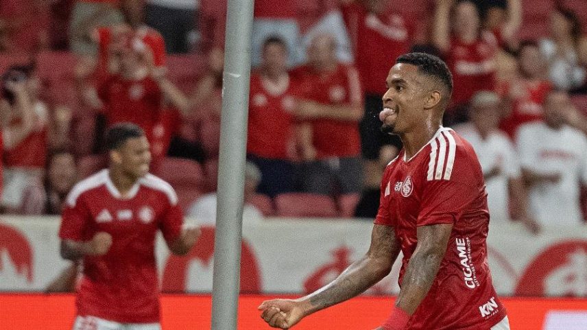 Alerrandro, do Internacional, comemora seu gol na partida entre Internacional e São Paulo