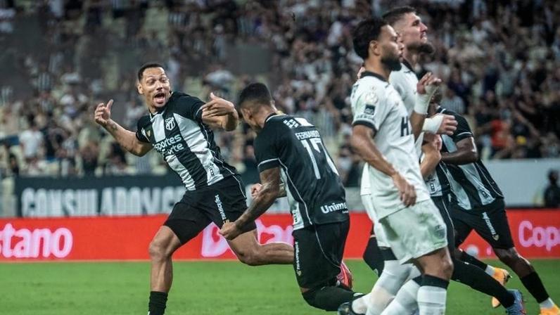 Alex Silva comemora gol do Ceará contra o Atlético Mineiro pela Copa do Brasil
