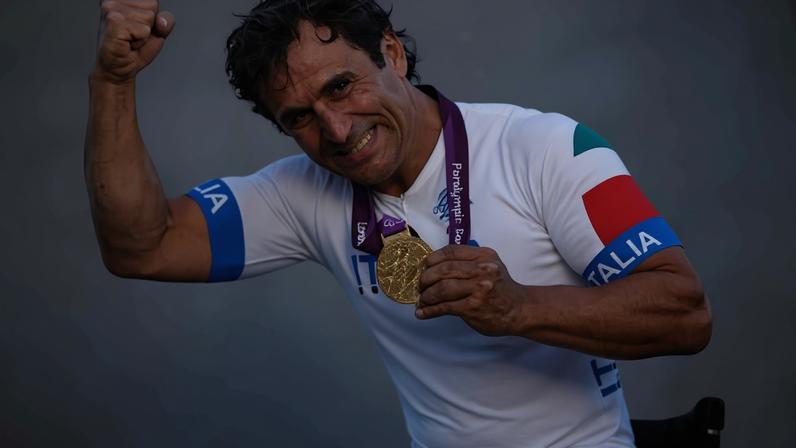 Alex Zanardi comemora medalha de ouro nos Jogos Paralímpicos de Londres