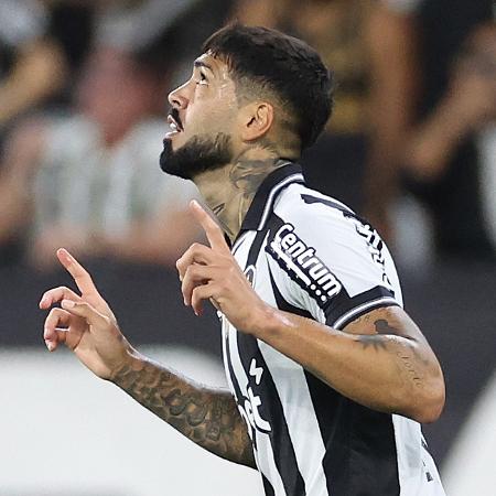 Alexander Barboza, do Botafogo, comemora gol sobre o Bragantino em jogo da Copa do Brasil