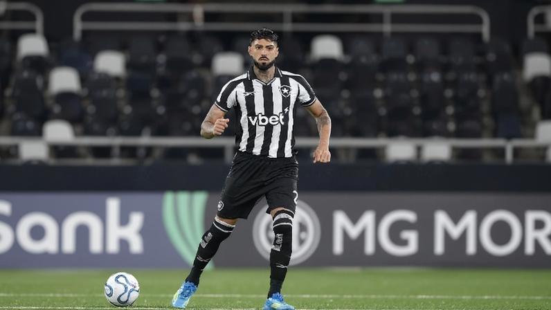 Alexander Barboza, jogador do Botafogo, durante partida contra o Independiente Petrolero, no estádio Engenhão, pela Copa Sul-Americana