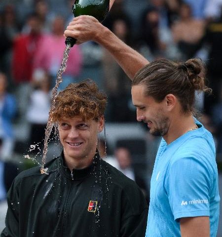 Alexander Zverev joga espumante em Jannik Sinner após a final do Masters 1000 de Madri em 2026
