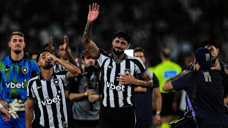 Barboza chora na despedida do Nilton Santos com a camisa do Botafogo — Foto: André Durão