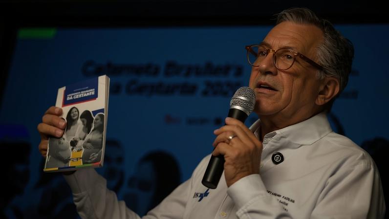O ministro da Saúde, Alexandre Padilha, durante lançamento da caderneta digital; aplicativo integra os dados do pré-natal com o Meu SUS digital e orienta sobre os sinais de violência obstétrica