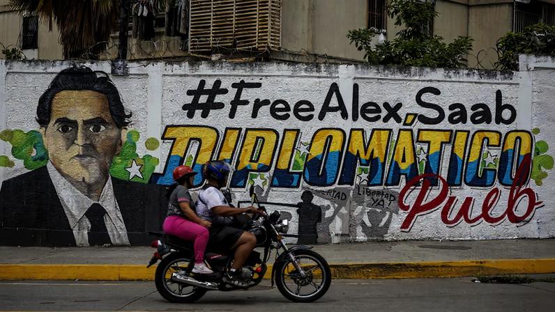 Mural com a imagem pintada de Alex Saab, aliado de Maduro que foi entregue pelo chavismo aos EUA. (Foto: Miguel Gutiérrez/EFE)