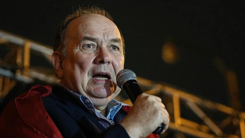 O candidato de direita Rafael López Aliaga, em protesto em Lima na semana passada (Foto: John Reyes Mejía/EFE)