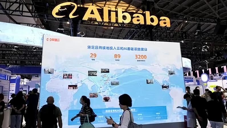 Pessoas em estande do Alibaba durante a Conferência Mundial de Inteligência Artificial em Xangai, em 26 de julho de 2025
