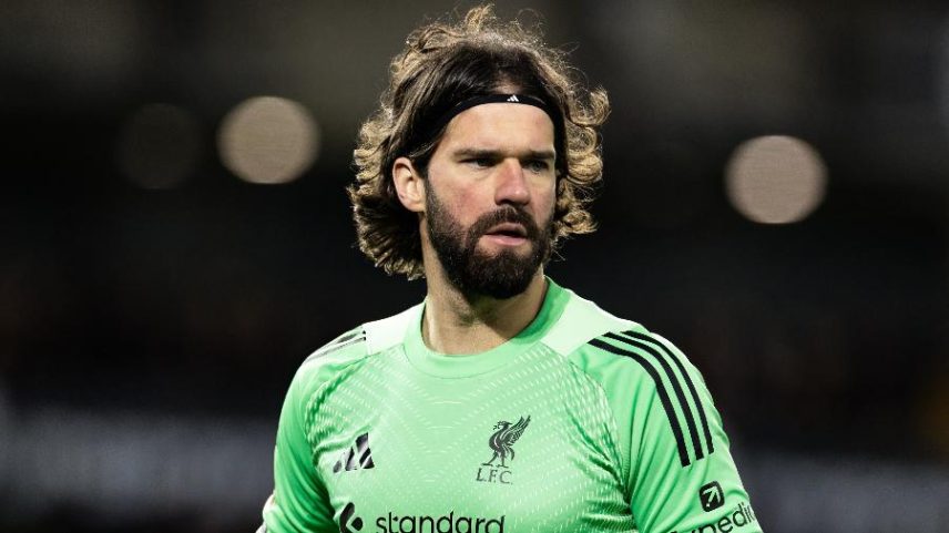 Alisson, goleiro do Liverpool, durante partida da Premier League contra o Wolverhampton
