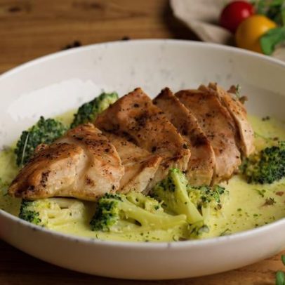 Almoço saudável com peito de frango: 5 receitas leves e proteicas