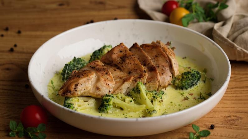 Peito de frango com molho de iogurte e brócolis
