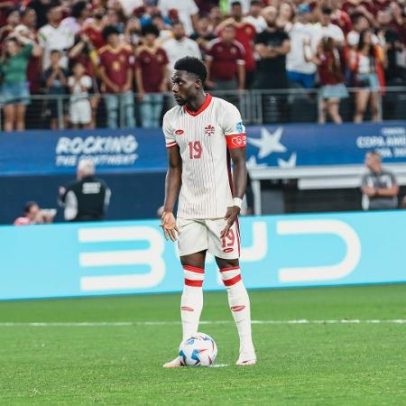 Canadá convoca Davies para semana de treinos antes da Copa