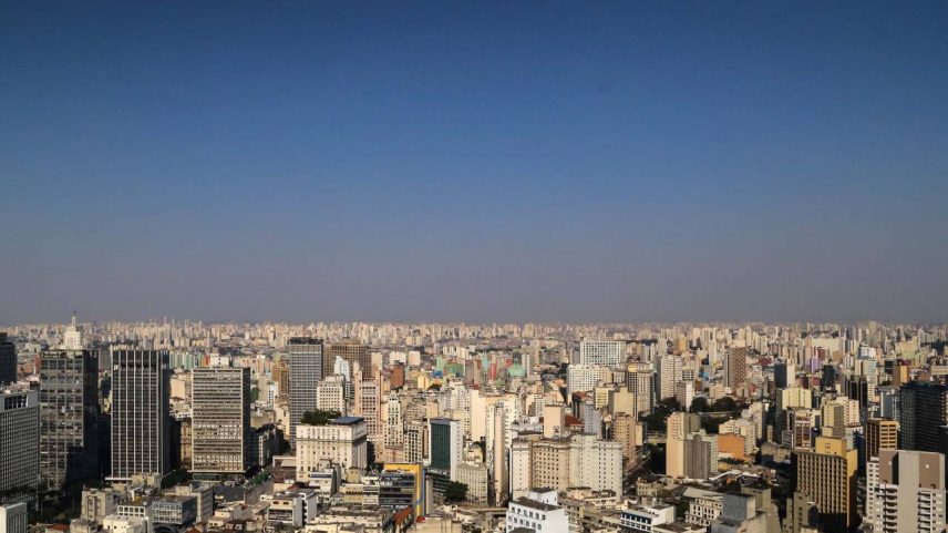 Faixa de poluição é vista do Edifício Itália, na região central da cidade de São Paulo: alertas de emissões acima do recomendado pela OMS são frequentes