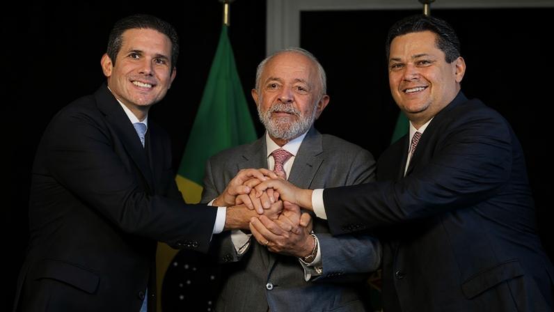 Prazo se encerra há menos de duas semanas das eleições e pressiona o Congresso a se debruçar sobre a medida ainda no 1º semestre; na foto, da esquerda para a direita, o presidente da Câmara dos Deputados, Hugo Motta, o presidente Lula e o presidente do Senado, Davi Alcolumbre