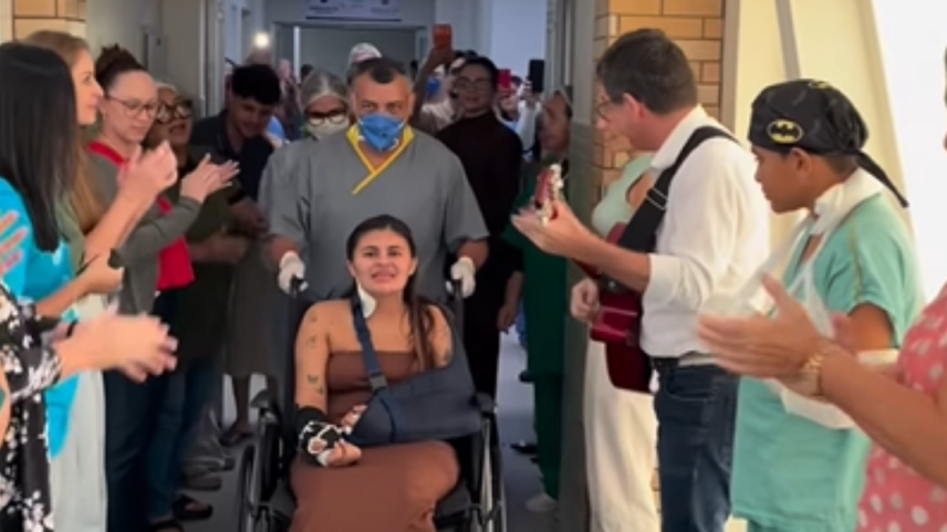 Após um mês internada, jovem que teve mão decepada no CE recebe alta e homenagem do hospital