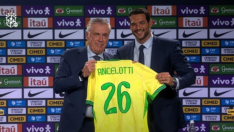 Ancelotti recebe a camisa da Seleção Brasileira das mãos de Samir Xaud, presidente da CBF
