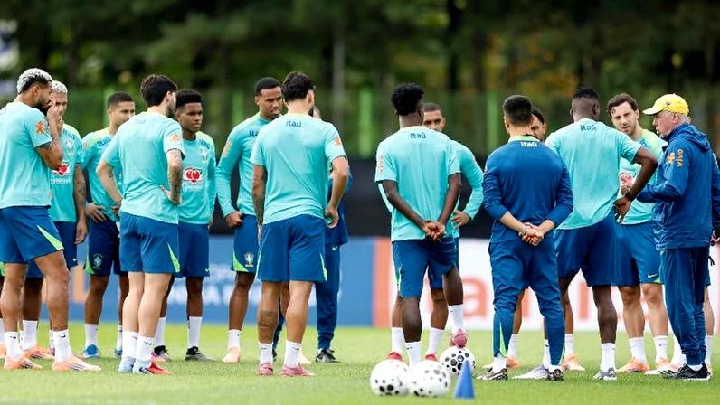 Ancelotti conversa com jogadores da seleção