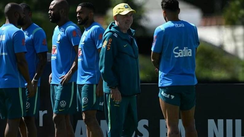 Ancelotti e jogadores da seleção brasileira durante treino na Granja Comary