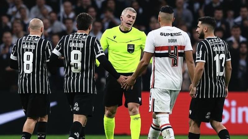 Anderson Daronco, árbitro de Corinthians e São Paulo, em ação durante jogo do Brasileirão