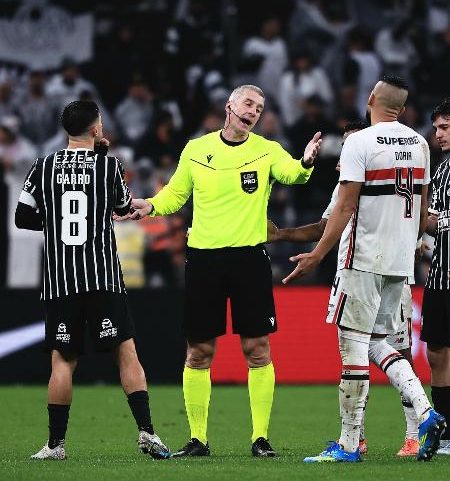 Anderson Daronco, árbitro de Corinthians e São Paulo, em ação durante jogo do Brasileirão