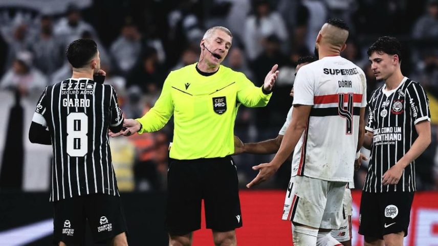 Anderson Daronco, árbitro de Corinthians e São Paulo, em ação durante jogo do Brasileirão
