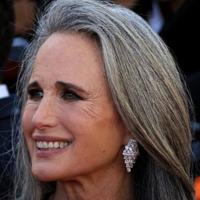Andie MacDowell aposta no grisalho como cor da temporada