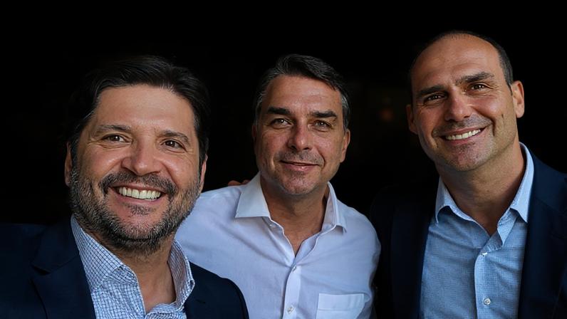 André do Prado ao lado de Flávio e Eduar Bolsonaro | Foto: reprodução