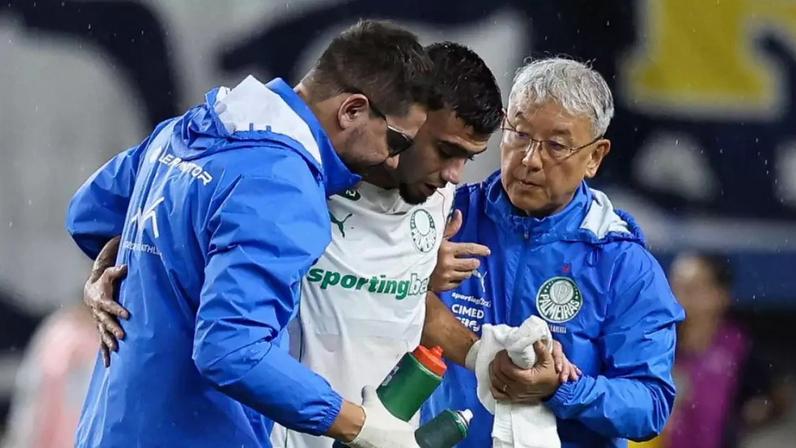 Andreas Pereira deixa o campo amparado no empate do Palmeiras contra o Remo