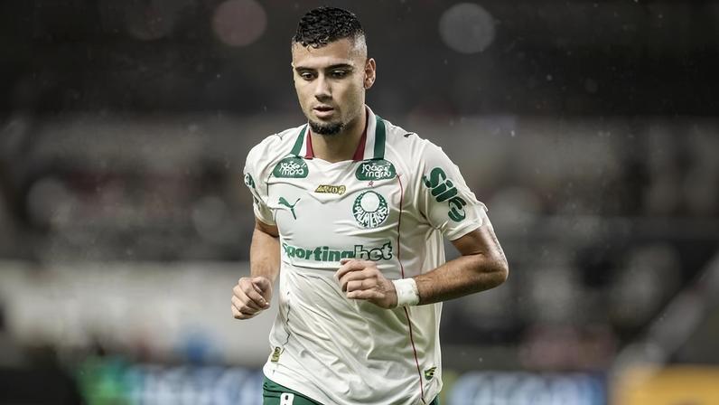 Andreas Pereira em ação pelo Palmeiras na partida contra o Remo no Mangueirão