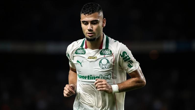Andreas Pereira em ação pelo Palmeiras na partida contra o Remo no Mangueirão