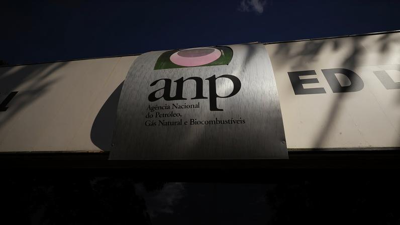 A ANP é responsável por regular e fiscalizar todas as etapas da exploração de petróleo no Brasil