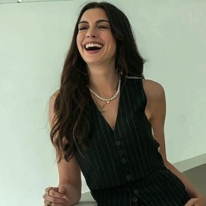 Anne Hathaway revela cegueira parcial por catarata precoce