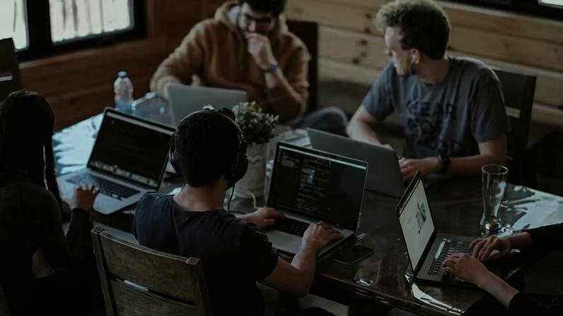 80% das corporações consultadas pelo estudo do INSEAD consideram a colaboração com startups importante ou essencial à estratégia de negócios — Foto: Unsplash