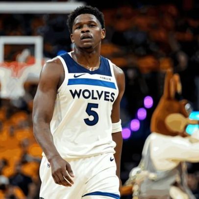 Anthony Edwards joga com dor pelo Minnesota, sem alternativa