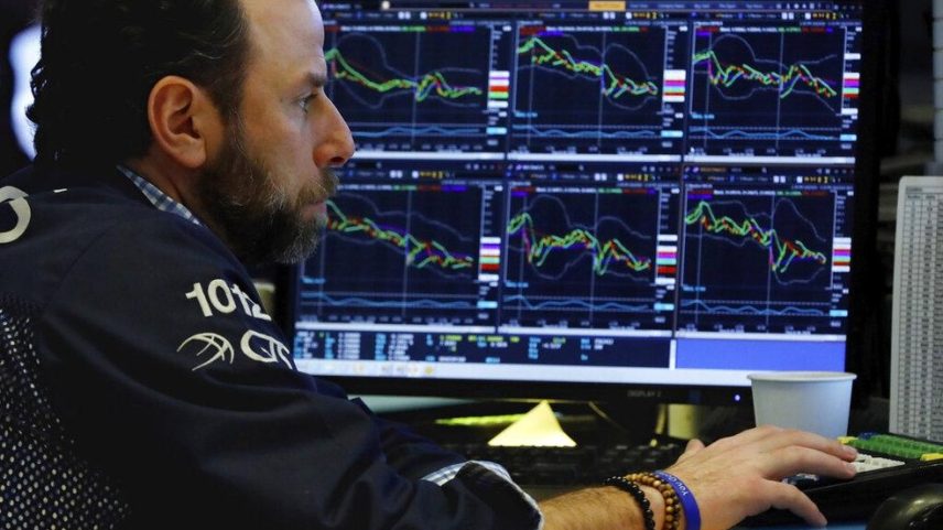 Especialista opera na Bolsa de Nova York (Nyse) — Foto: Richard Drew/AP