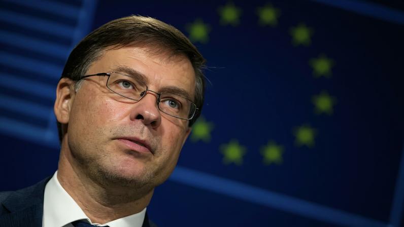 Valdis Dombrovskis fala na sede da União Europeia, em Bruxelas — Foto: Virginia Mayo/AP Photo