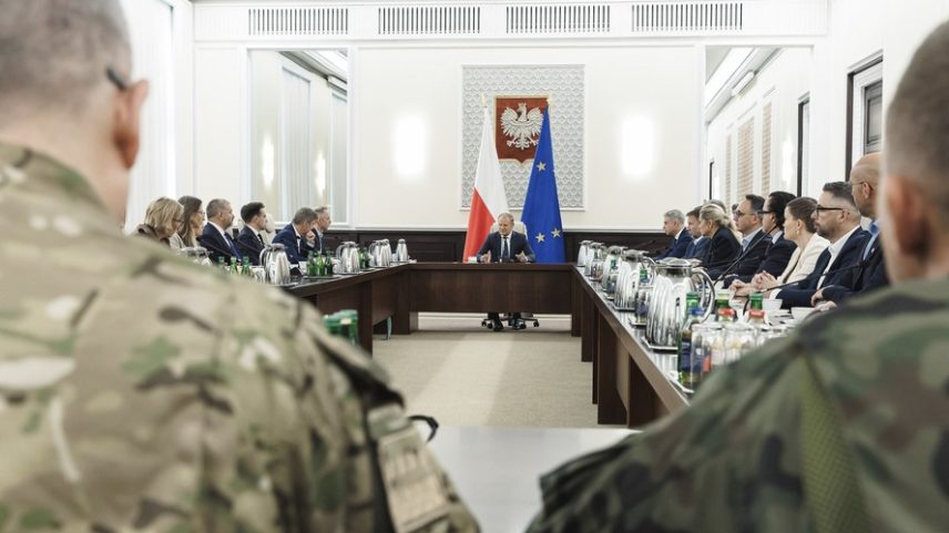 O Primeiro-Ministro da Polônia, Donald Tusk, realiza uma reunião extraordinária do governo na chancelaria, com autoridades militares, após violações do espaço aéreo polonês em 2025