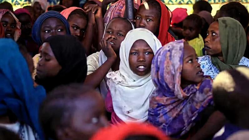 Foto divulgada pelo Conselho Norueguês para Refugiados (NRC) mostra mulheres e crianças deslocadas de El Fasher para um campo de refúgio em Tawila, no Sudão — Foto: NRC via AP