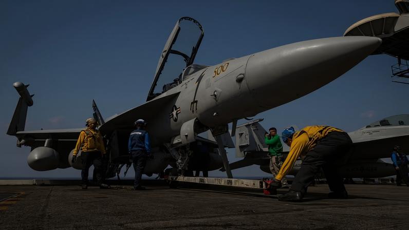 Boeing EA-18G Growler no convés de voo do porta-aviões USS Abraham Lincoln, da classe Nimitz, no Oceano Índico, em 21 de janeiro de 2026 — Foto: Mass Communication Specialist Seaman Daniel Kimmelman/U.S. Navy via AP